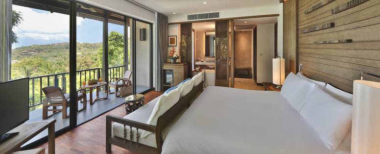 Een kamer in het Pimalai Resort met een tweepersoonsbed en uitzicht naar buiten vanaf het balkon.