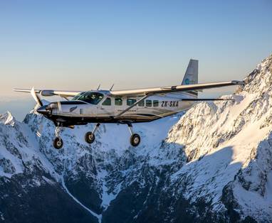 Een vliegtuig die over de Milford Sound in Nieuw-Zeeland vliegt