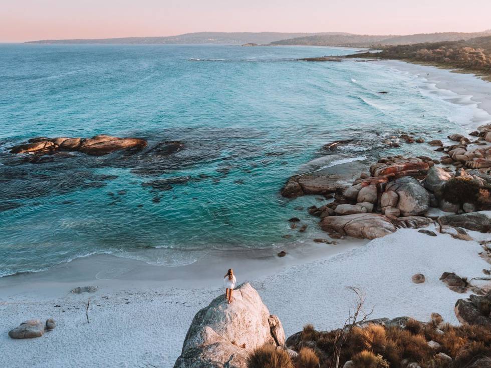 Strand bij zonsondergang aan de Westkust van Australië, Cosy Corner, Tasmanië, Australië.