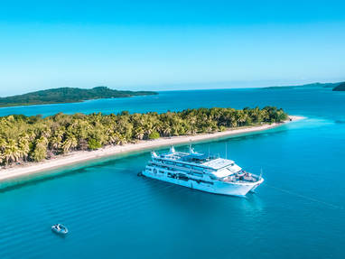 Een cruise schip van Blue Lagoon cruises aangelegd bij de Yasawa eilanden op Fiji.