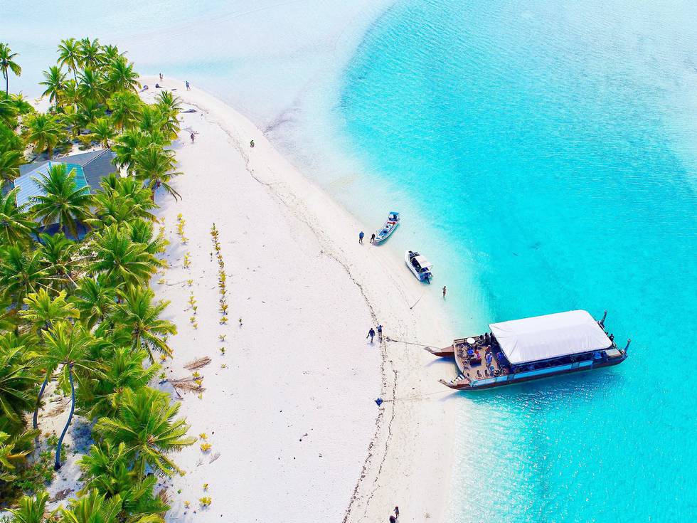 Een aangemeerde catamaran bij Rarotonga, een eiland op de Cook eilanden
