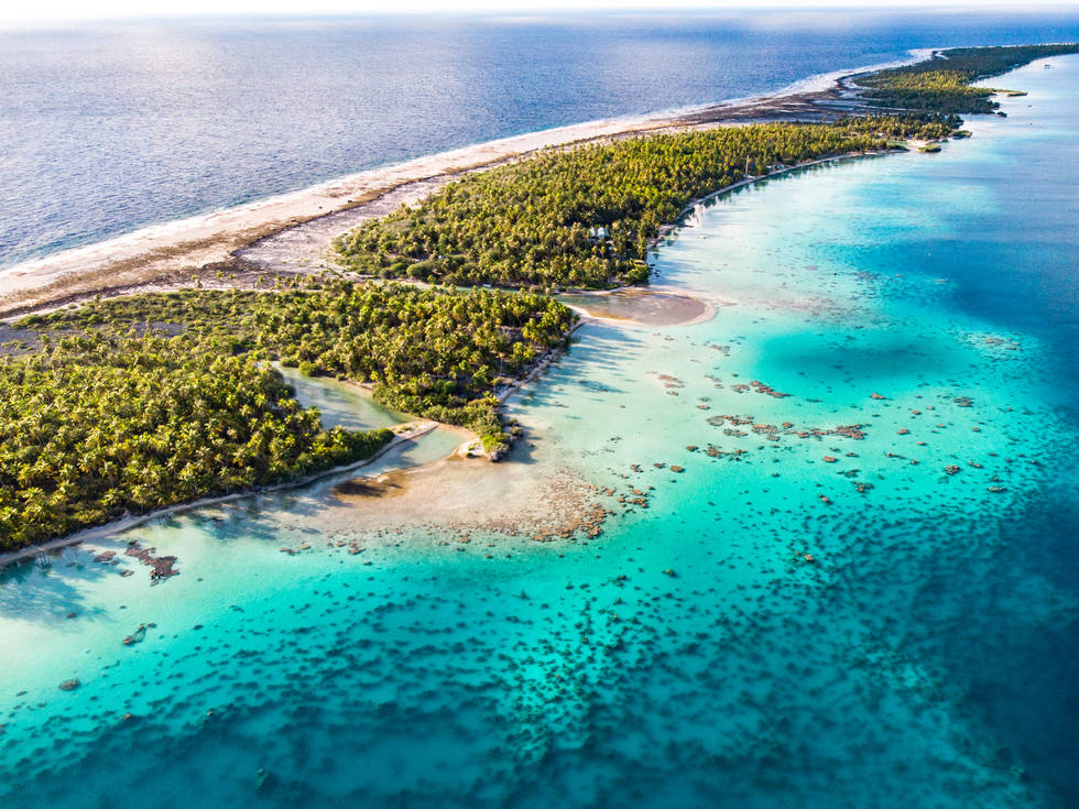 Een aerial foto van de Tuamotu eilanden op Frans-Polynesië