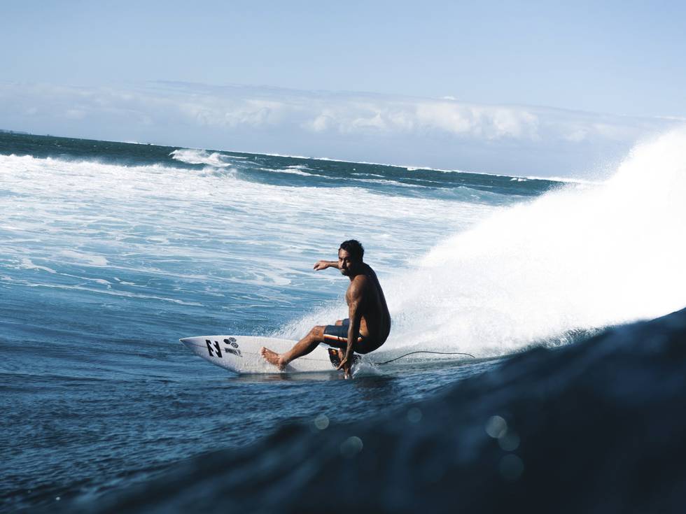 Een lokale bewoner die aan het surfen is in Fiji. 