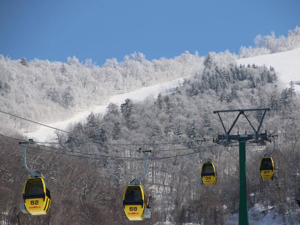 Een kabelbaan tijdens wintersportseizoen in Hokkaido, Japan. 