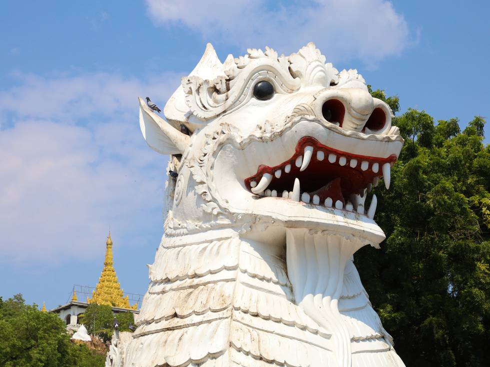 Het Chinthe standbeeld bij de ingang van Mandalay Hill in Myanmar. 