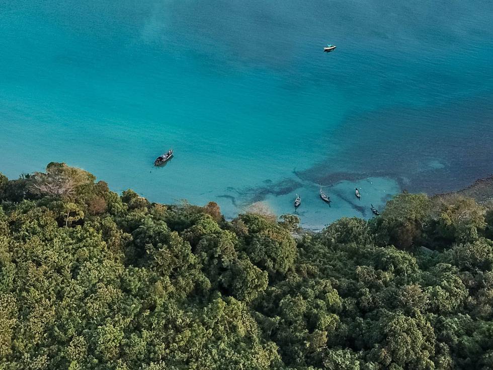 De kust van Myanmar van bovenaf gefotografeerd. 