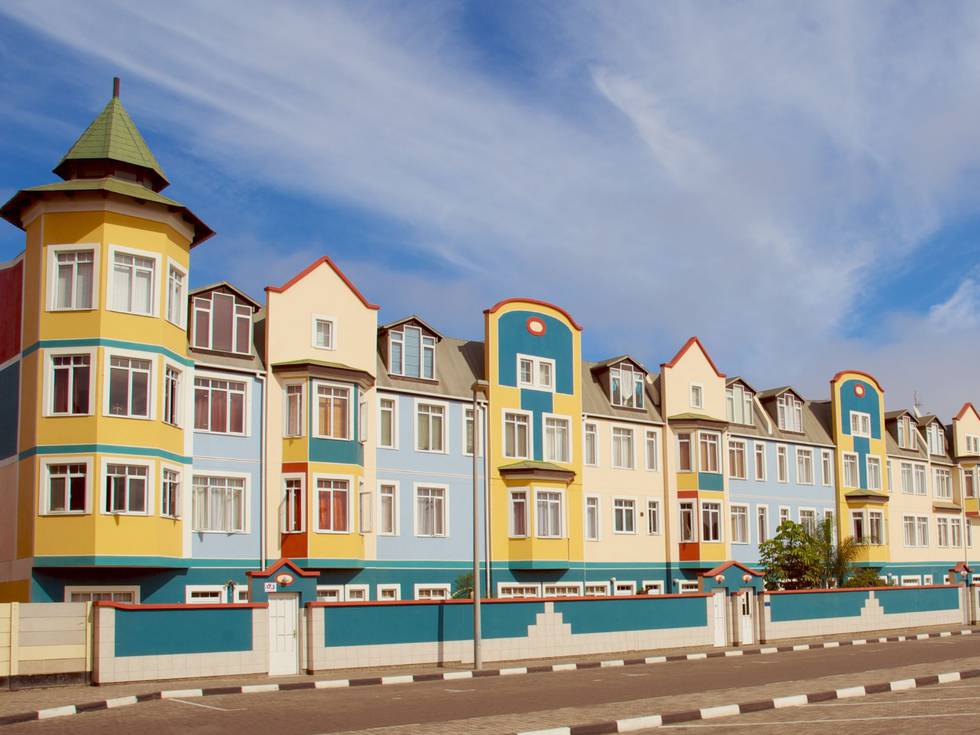 De kleurrijke huizen in Swakopmund in Namibië. 