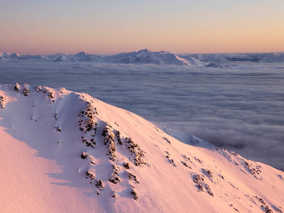 Een besneeuwde bergtop bij Mt Hutt, Canterbury. 