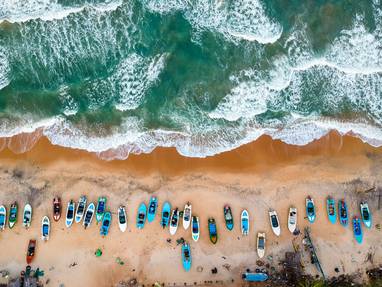 Een bovenaanzicht van de kust in Sri Lanka.