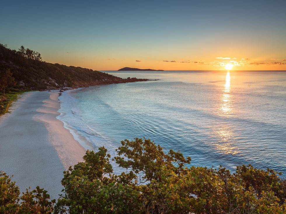 Een zonsopkomst bij het Petite Anse Beach in de Seychellen. 