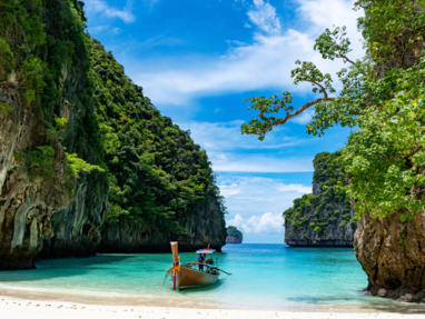 Een baai in Thailand met een lokale bewoner die op een boot staat.