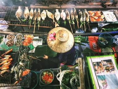 Een lokale dame die eten voorbereid in Thailand.