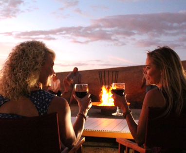 Sundowners_bij_het_kampvuur