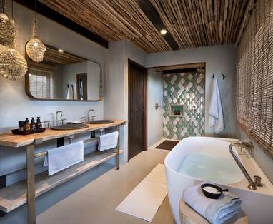 Tswalu_Kalahari_-_Motse_bathroom-min