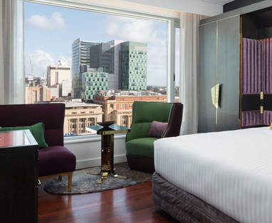 Bed in kamer van QT Perth met uitzicht