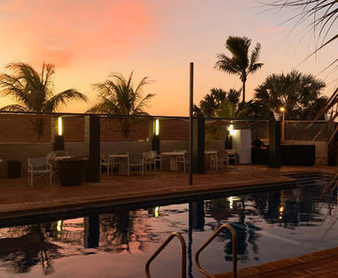 Port Hedland Holiday Inn zwembad in de avond
