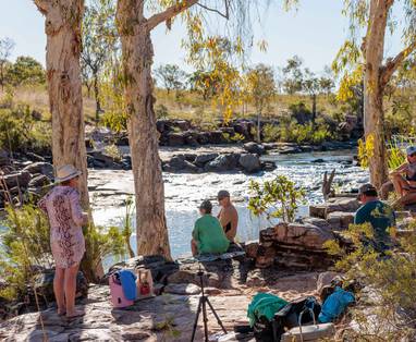Mensen langs de rivier bij Mount Elizabeth Station
