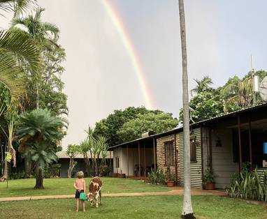 kind kijkt naar regenboog bij Mount Elizabeth Station