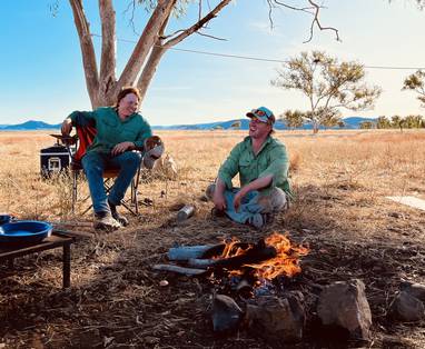 mannen naast het kampvuur bij de Gibb River Road