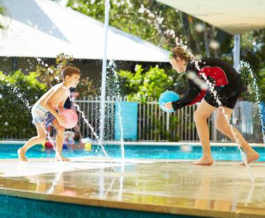 Kinderen bij het zwembad van de Seashells Broome