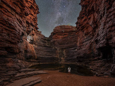 vrouw onder sterrenhemel in Karijini