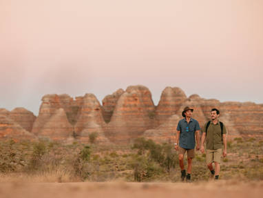 twee mannen lopen voor Bungle Bungles