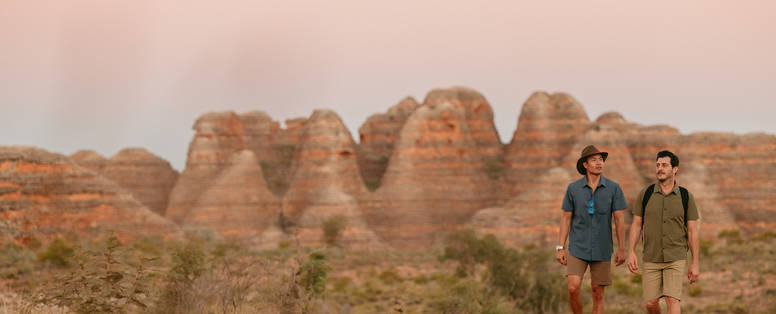 twee mannen lopen voor Bungle Bungles