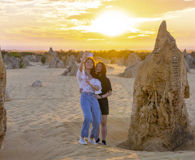 vrouwen nemen selfie met Pinnacles 