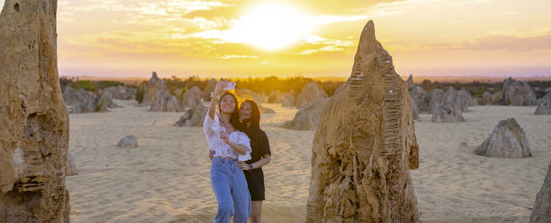 vrouwen nemen selfie met Pinnacles