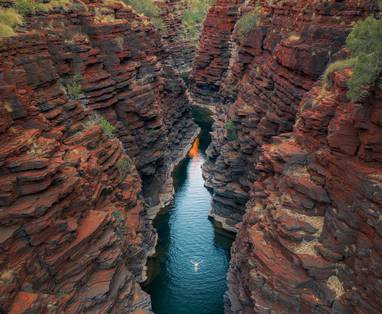 persoon zwemt in karijini national park