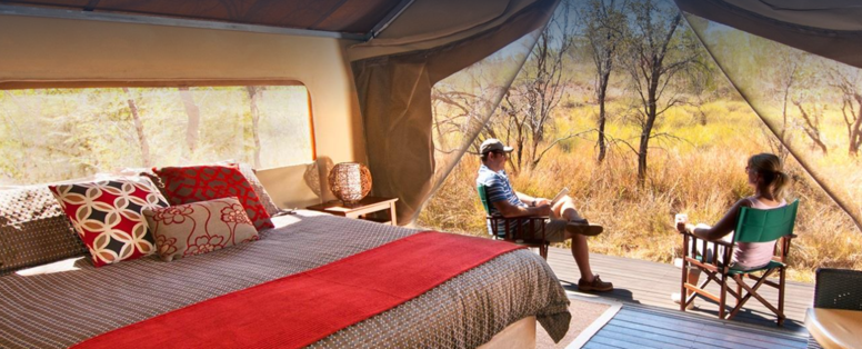 twee mensen voor de tent bij Bell Gorge Wilderness Lodge