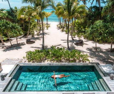 Brando vrouw in zwembad