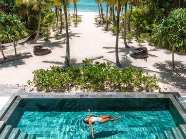 Brando vrouw in zwembad 