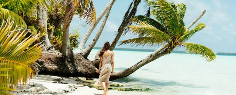vrouw op het strand van tetiaroa