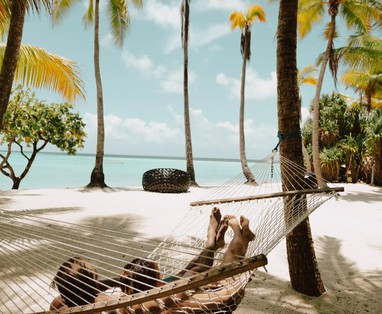 koppel in hangmat bij the brando