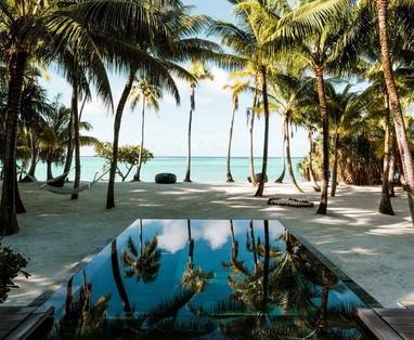 stand en zwembad van the brando