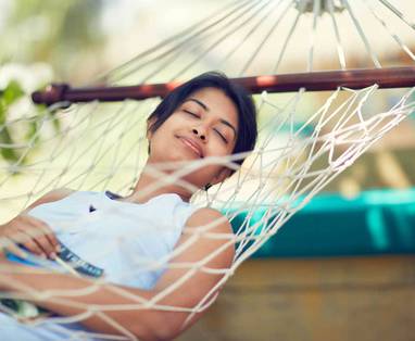 vrouw in hangmat bij jetwing surf