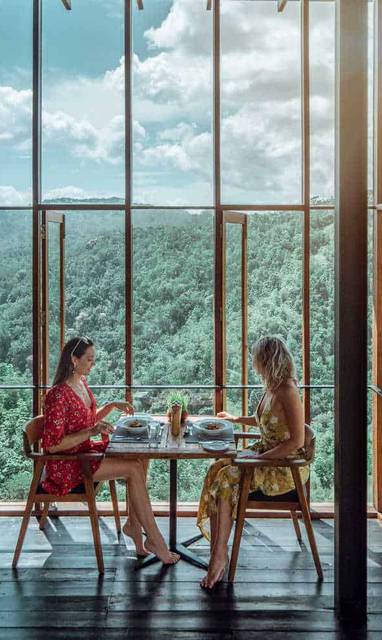 vrouwen aan diner bij santani