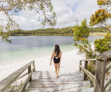 vrouw op het strand bij fraser island van achteren gezien