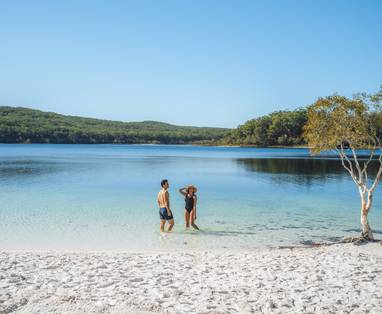 koppel in de zee bij Fraser Island