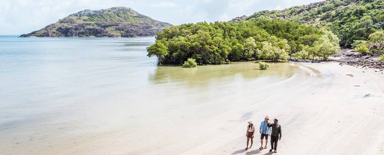 Cape York Peninsula mensen lopen op het strand
