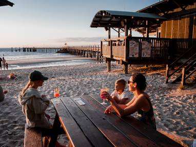 Mensen om de tafel op Fraser Island