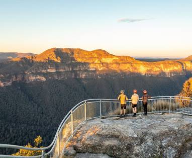 fietsers genieten van het uitzicht in de blue mountains