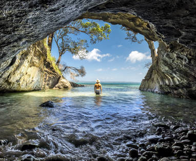 man geniet van de zon in grot bij Jervis Bay