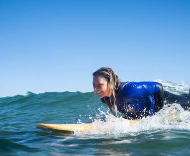 vrouw surft bij byron bay