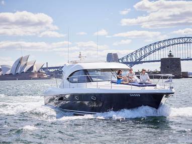 mensen op de voorkant van een yacht in de haven van sydney 