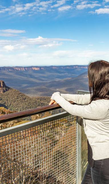 vrouw geniet van uitzicht blue mountains