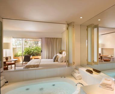 Sails_in_the_Desert_Deluxe_Suite_Bathroom_Adam_Bruzzone