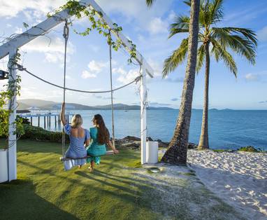 twee vrouwen op een schommel 