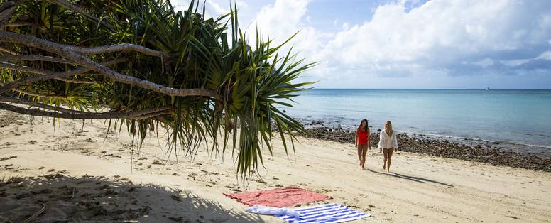 twee vrouwen op het strand bij airlie beach